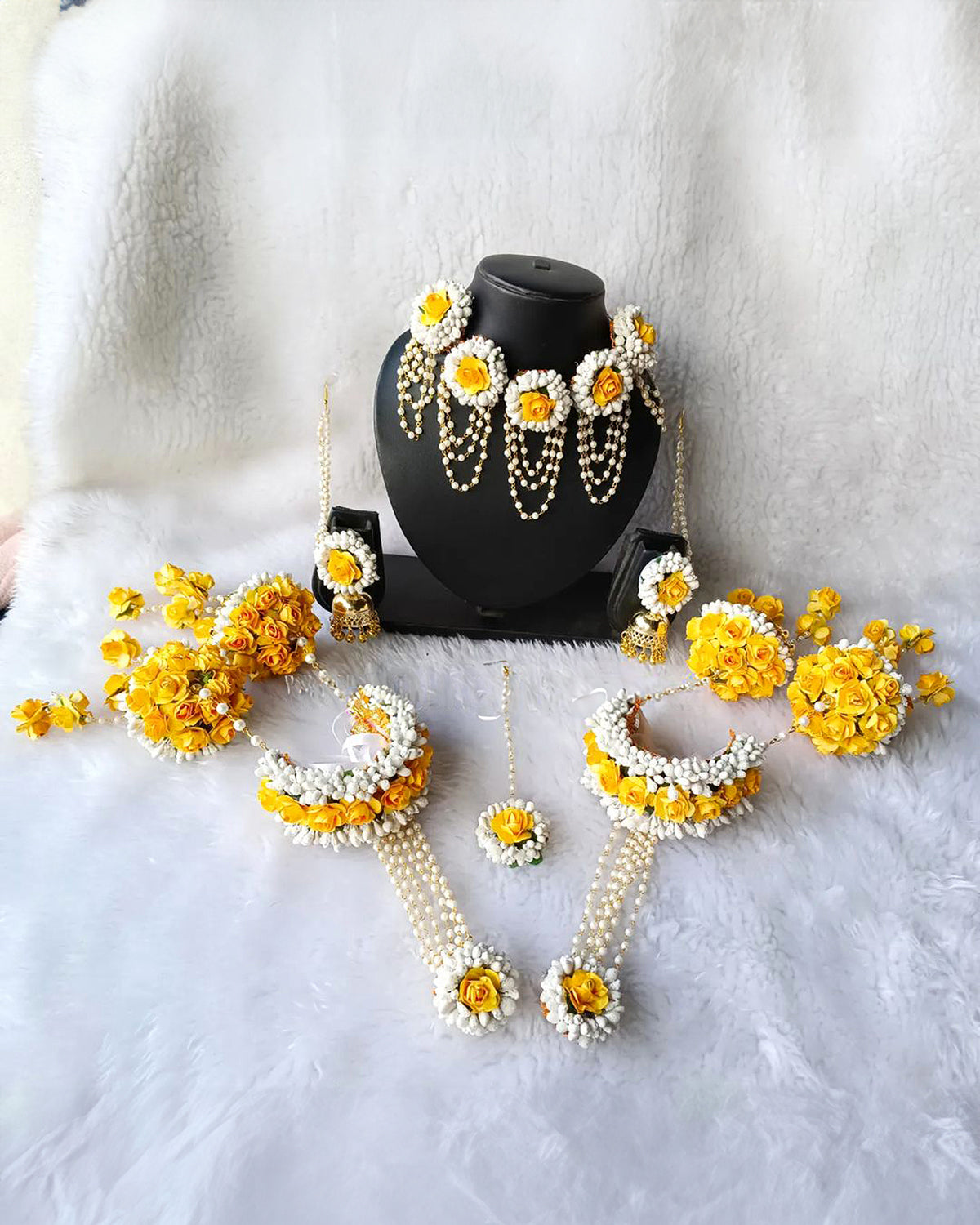 White and Yellow Blend Flower jewellery Set With Kalire