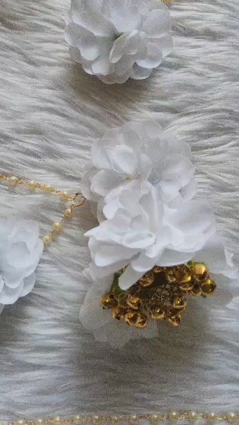 White haldi flower jewellery set for bride